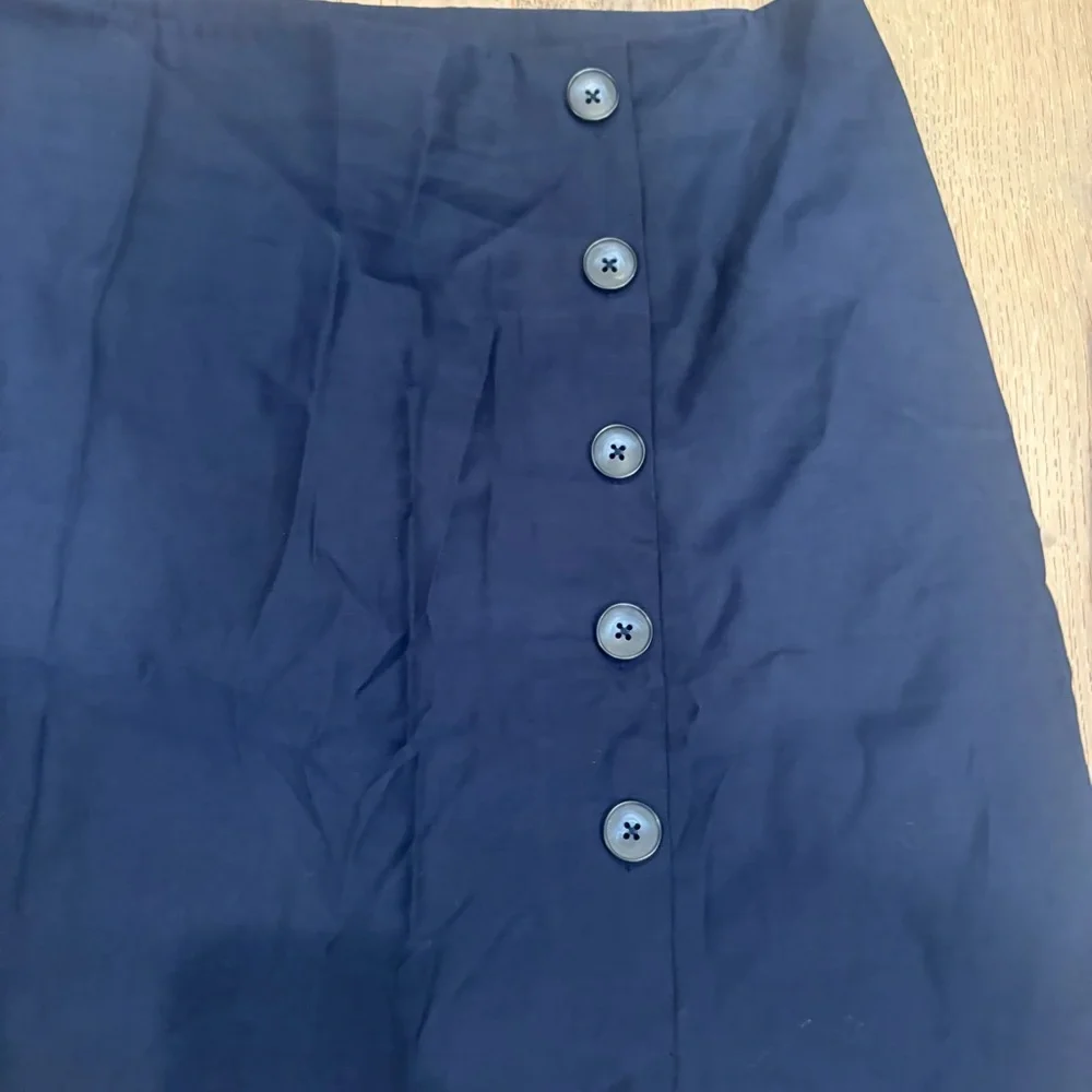 Ann Taylor Factory Navy Skirt size 10 w/ Buttons Rayon EUC